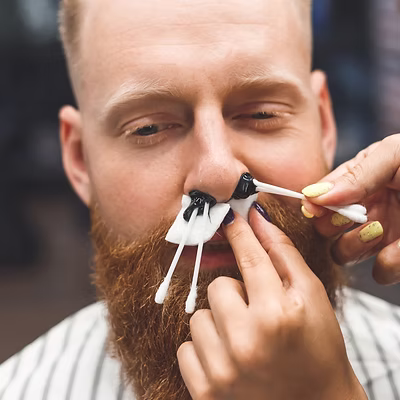 Vaxning av näsa hos Peter’s Barbershop i Älvsjö